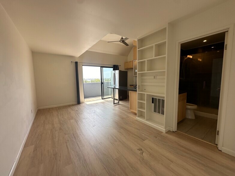 Living room space - 3 Embarcadero W