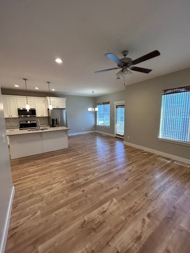 Building Photo - 4 Bedroom Exchange Townhome
