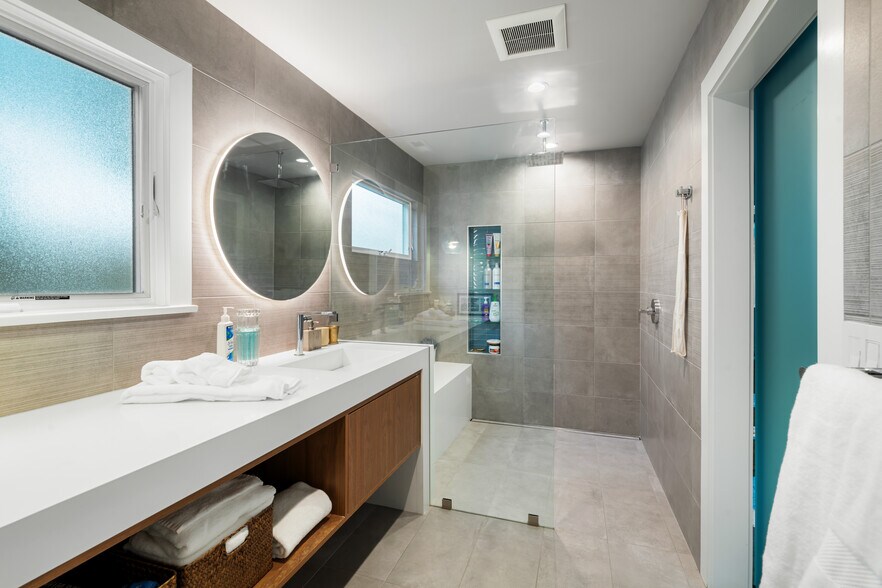 Building Photo - 2344 Banyan Dr