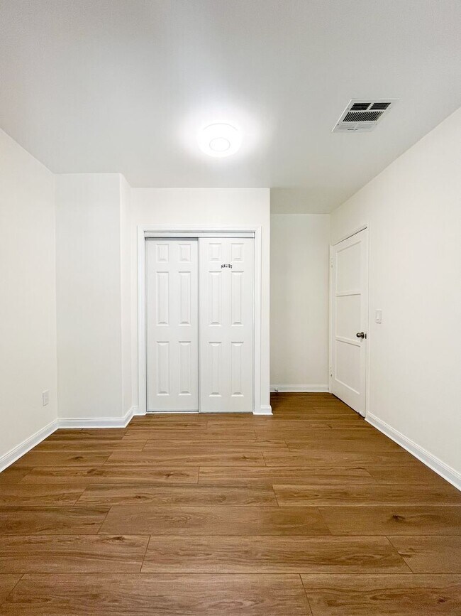 Building Photo - Charming Stand-Alone Home - 3BR/1BA with Parking