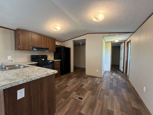 Building Photo - Spacious Mobile Home-large yard