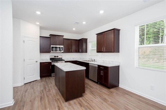 Building Photo - 590 River Run Dr