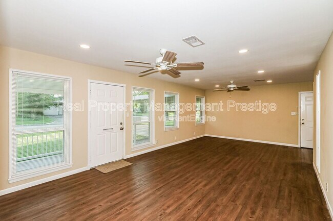 Building Photo - 6910 Cole Creek Dr