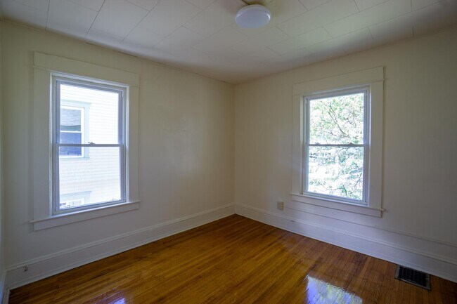 Building Photo - AVAILABLE 7/1/26 - Spacious Single Family ...