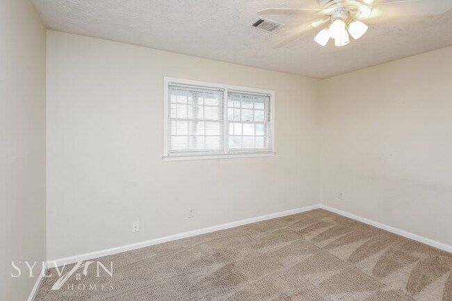 Building Photo - Enjoy one-level living in this 2 bedroom, ...
