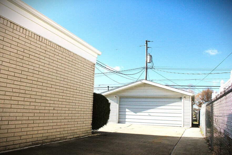 Building Photo - 32105 Knapp Ave