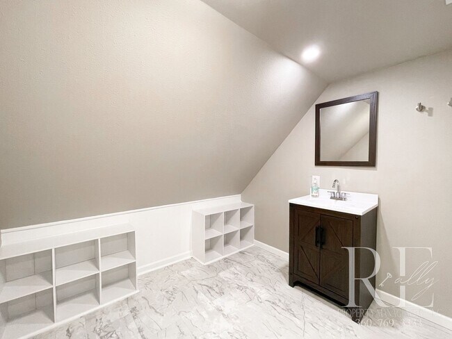 Building Photo - 3BR Bremerton Home with Vintage Charm & Mo...