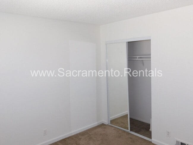 Building Photo - Affordable 2bd/1ba Fourplex with Garage ne...