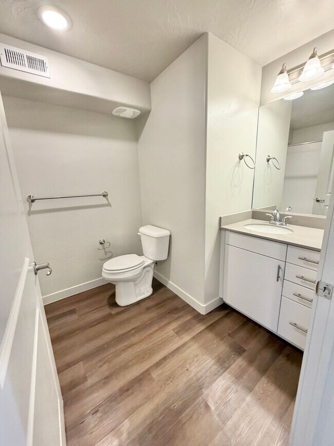 Building Photo - 2 Bed Lone Rock Condo!