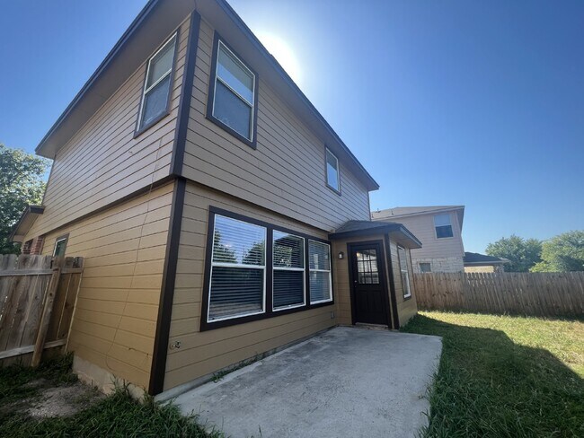 Building Photo - Prime Avery Park Location – Easy Access to...