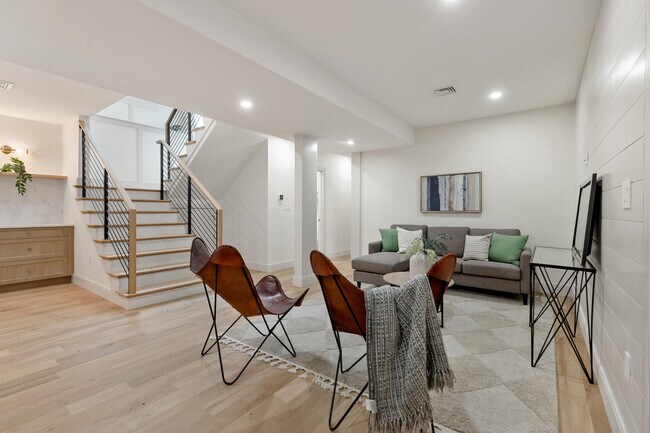 Building Photo - 8 Holly Ave