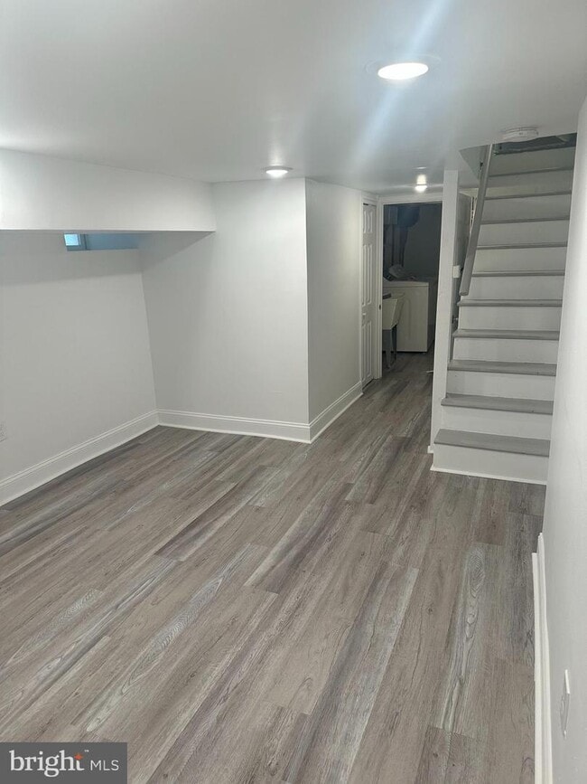 Building Photo - 253 Iona Ave