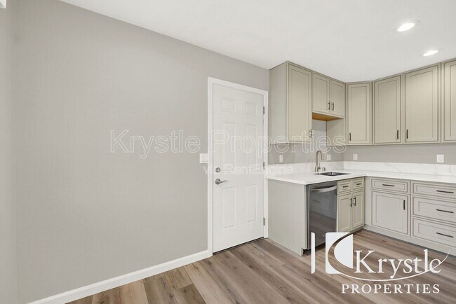 Building Photo - 1007 Maple Ave