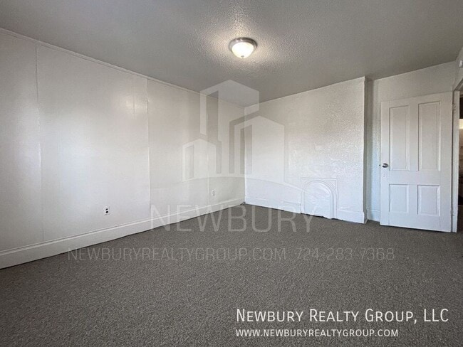 Building Photo - 33 Hickory St