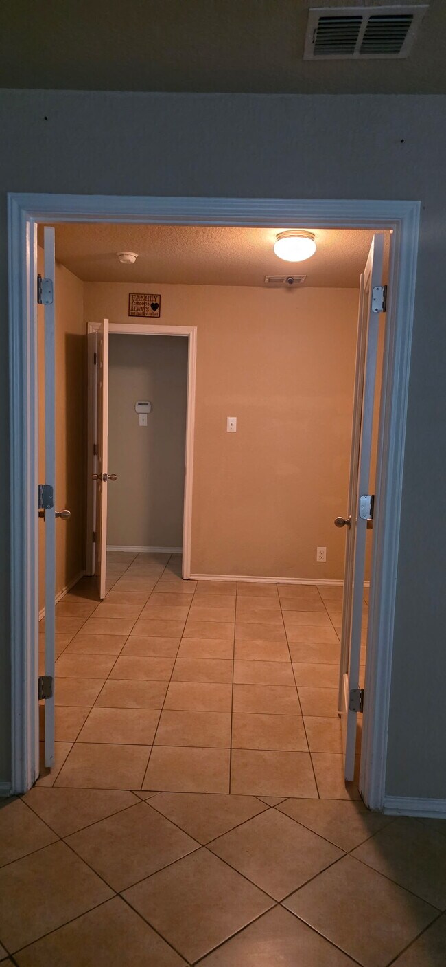 Building Photo - 419 Dolly Dr