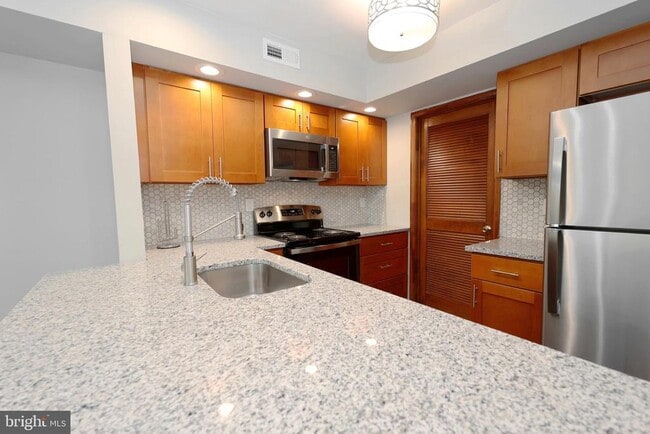 Building Photo - 49 5 Crown Royal Cir