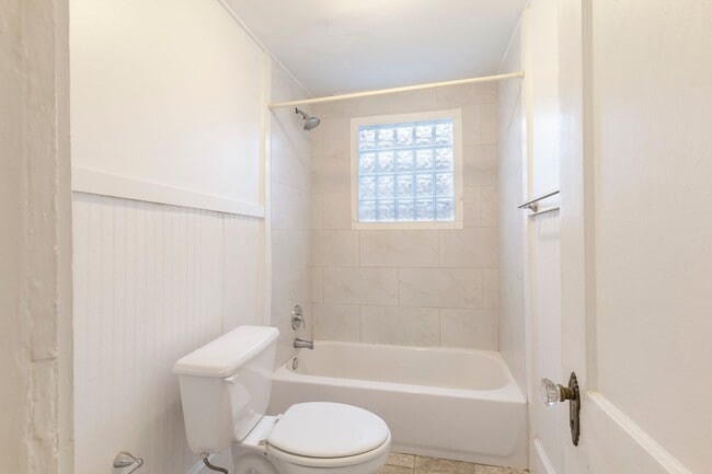 Building Photo - Spacious 1/1 Condo w/ Enclosed Patio & Off...