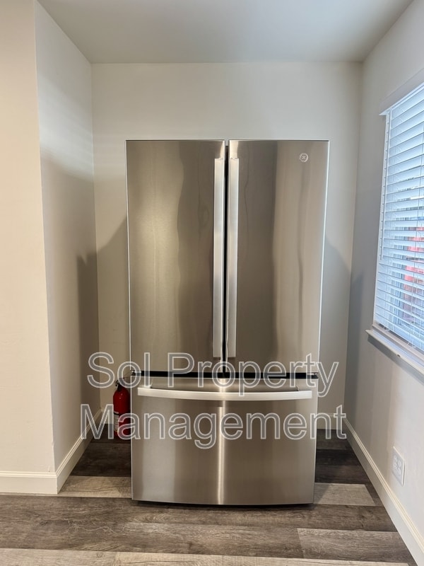 Building Photo - 1053 W Hamilton Ave