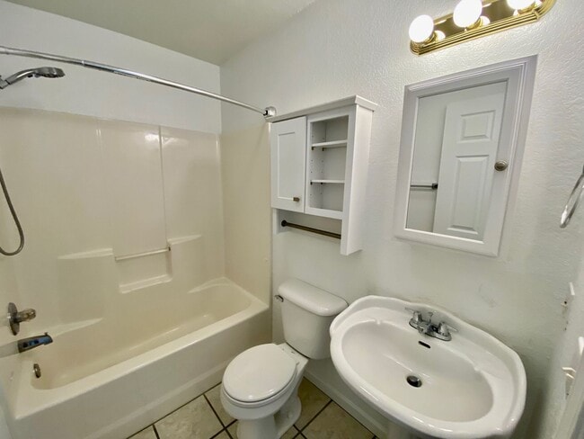 Building Photo - Candler - Two Bedroom updated apartment