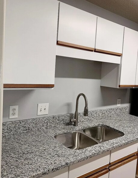 Kitchen - 648 Balfour Rd