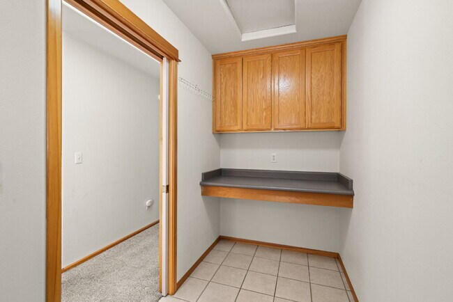 Building Photo - 608 Shadow Way