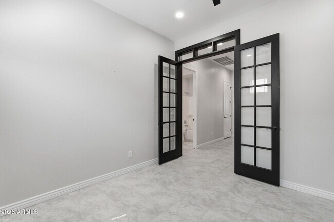 Building Photo - 10631 E Thatcher Ave