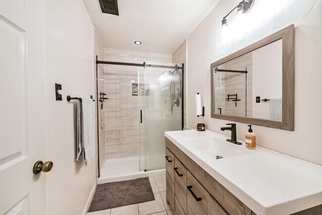 Building Photo - 15519 Montesa Dr