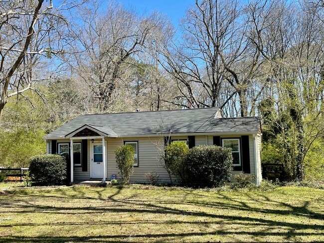Building Photo - 2 Bedroom / One bathroom house!