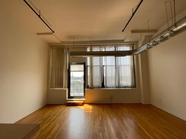 Building Photo - 1224 W Van Buren St