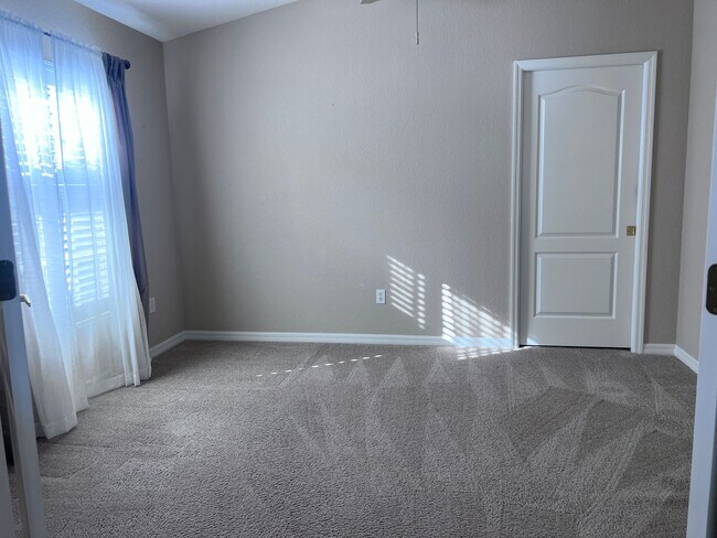 Building Photo - Sable Trace 3BR/2BT Lakefront Villa