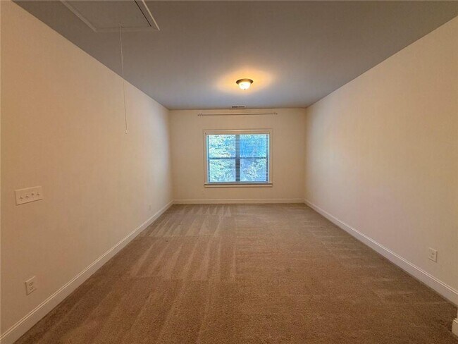 Building Photo - 235 Broadmoor Dr