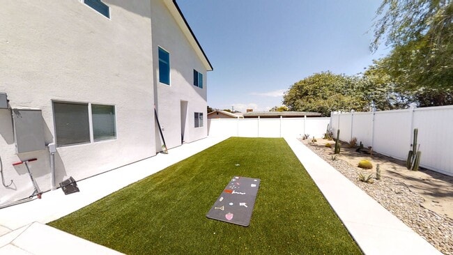 Building Photo - 5BD/2BA, Large Bedrooms!  (Lease out, pend...