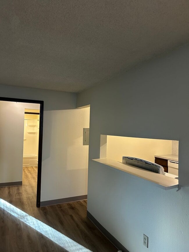 Building Photo - (946) 2780-B - Beautiful Updated 2-bedroom/1-bath