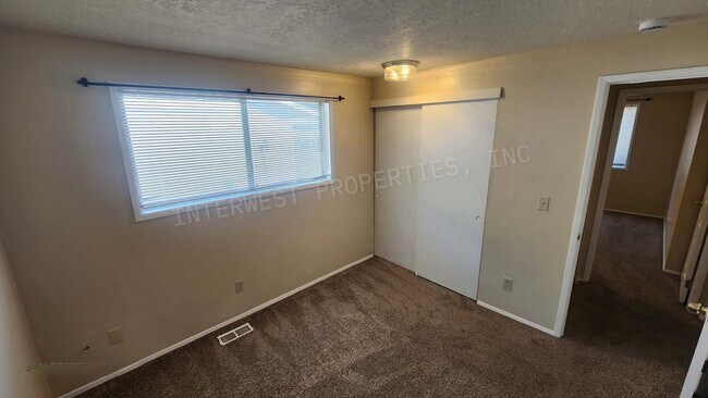 Building Photo - 3 bd 2 ba Ranch Style Beaverton Home with W/D in Unit, 2 Car Garage and Large Fenced Yard!