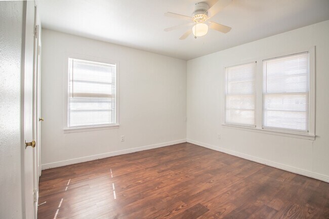 Building Photo - 3 bedroom 2 bathroom updated home for rent.