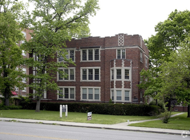 Primary Photo - Llanhurst Apartments