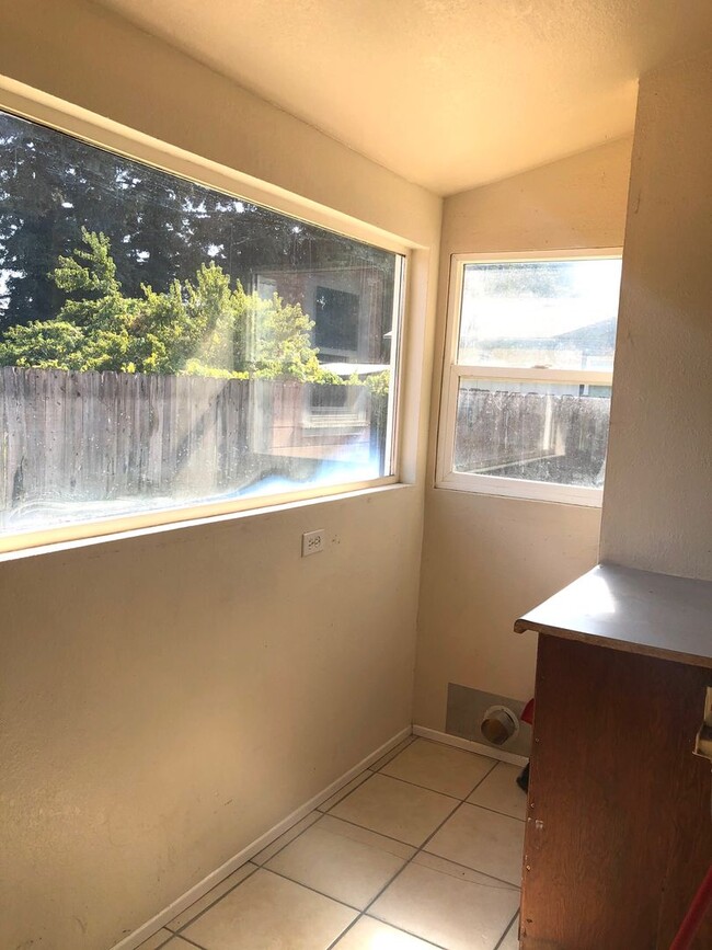 Building Photo - Charming home in center of town