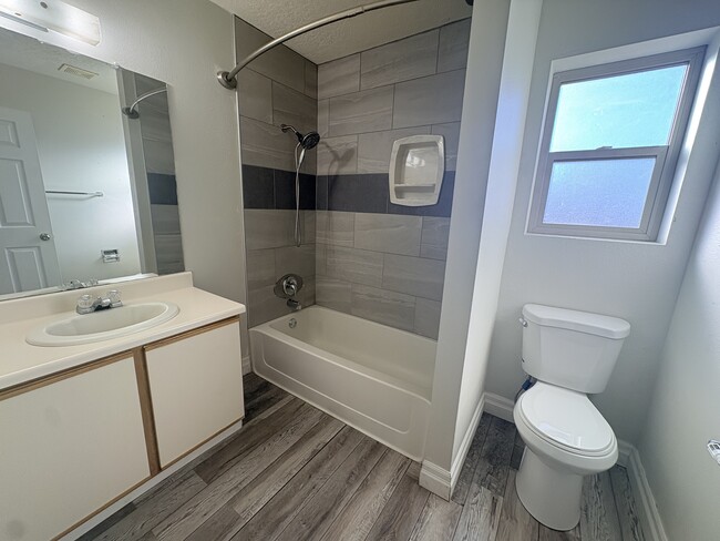 Building Photo - 4049 Montreal Loop NE