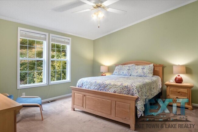 Building Photo - Lakefront Rental in Long Branch Shores