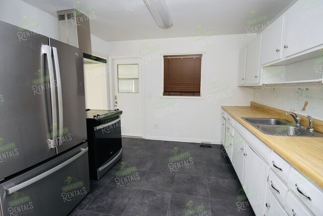 Building Photo - 3 Bedroom, 2 Bath - Minutes from Ft. Jacks...