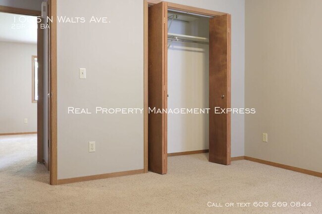 Building Photo - 2 Bedroom Duplex with Fenced Yard