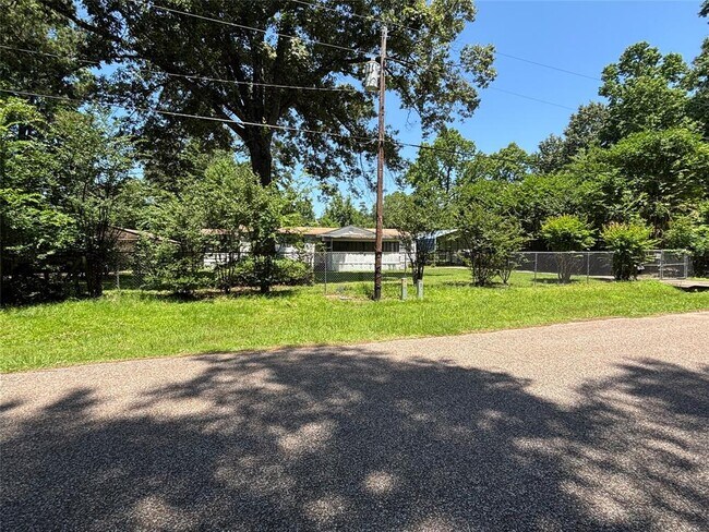 Building Photo - 133 Cherokee Ln