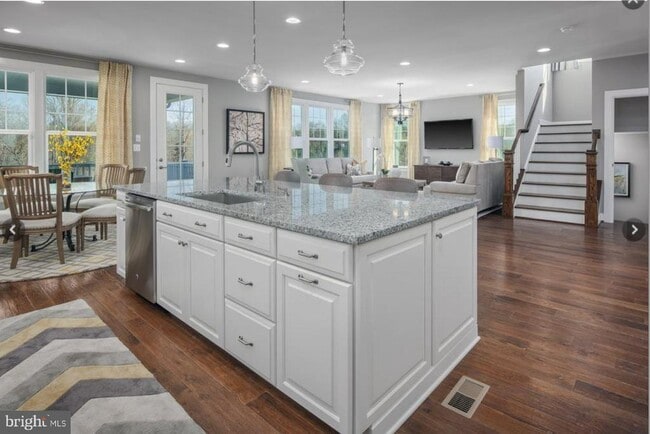 Building Photo - 305 Rita Ct