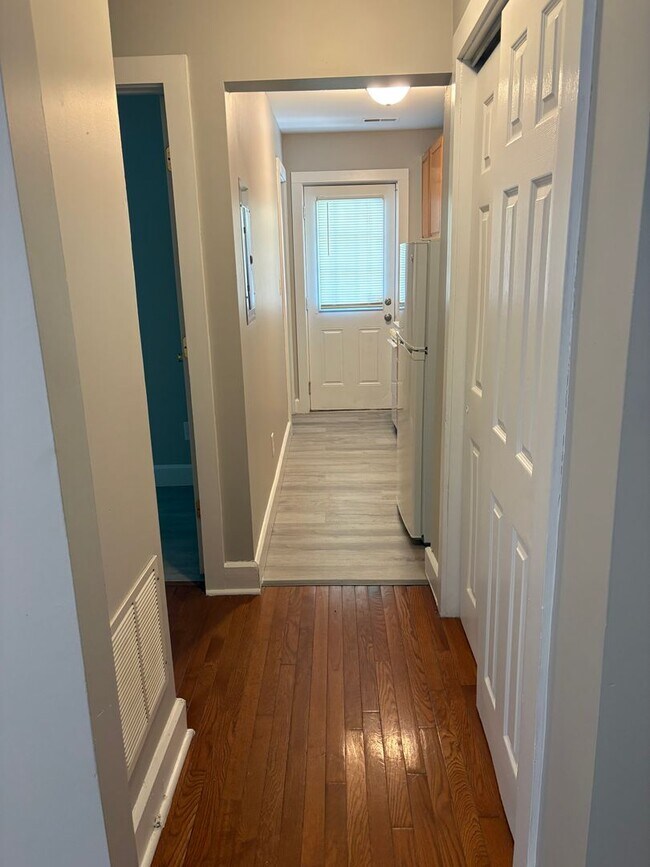 Building Photo - Adorable 1 Bedroom home Fountain Square