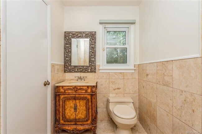 Building Photo - 2 Merion Dr