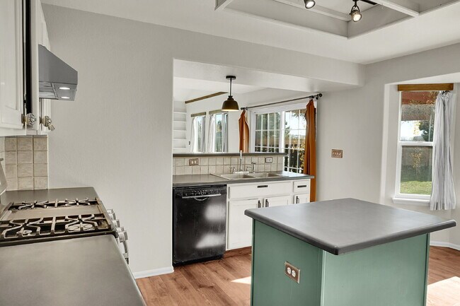 Building Photo - $2,695.00, 4 bed, 3.5 bath, located in Col...