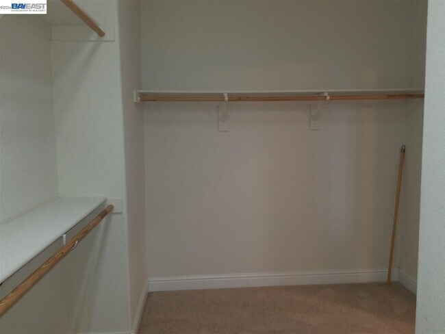 Building Photo - 199 N Alta Dena St