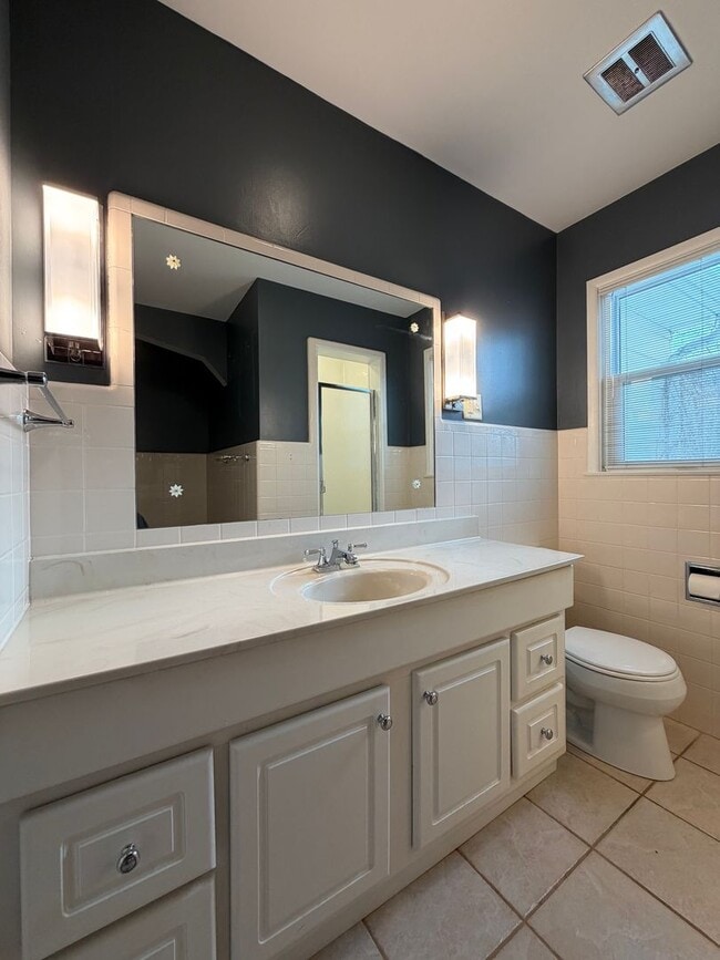 Building Photo - AVAILABLE NOW- 3 BED 2 BATH Home! Get 1/2 Off Your First Months Rent!