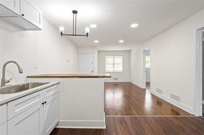 Building Photo - 1437 Vesta Ave