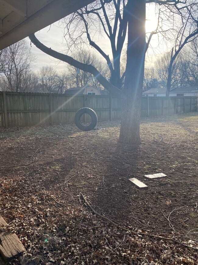 Building Photo - 3 bedroom/1.5 bathroom house/2 car garage